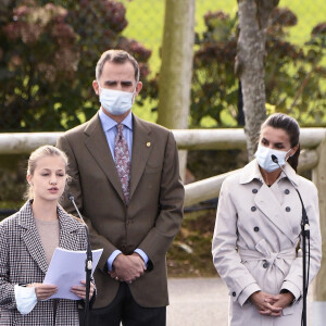 Le roi Felipe VI et la reine Letizia d'Espagne, la princesse Leonor, l'infante Sofia d'Espagne lors de la remise du prix de la ville exemplaire des Asturies Somao, Asturies, Espagne, 17 octobre 2020.