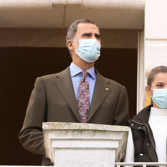 Le roi Felipe VI et la reine Letizia d'Espagne, la princesse Leonor, l'infante Sofia d'Espagne lors de la remise du prix de la ville exemplaire des Asturies Somao, Asturies, Espagne, 17 octobre 2020.