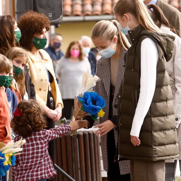 Le roi Felipe VI et la reine Letizia d'Espagne, la princesse Leonor, l'infante Sofia d'Espagne lors de la remise du prix de la ville exemplaire des Asturies Somao, Asturies, Espagne, 17 octobre 2020.