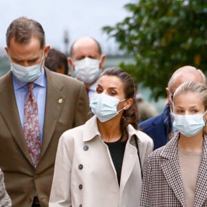 Le roi Felipe VI et la reine Letizia d'Espagne, la princesse Leonor, l'infante Sofia d'Espagne lors de la remise du prix de la ville exemplaire des Asturies Somao, Asturies, Espagne, 17 octobre 2020.