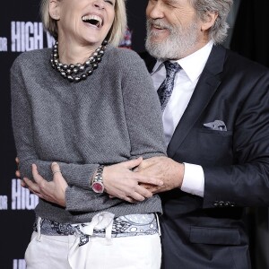 Sharon Stone et Jeff Bridges - Jeff Bridges laisse ses empreintes sur le ciment lors d'une cérémonie au théâtre Chinese à Hollywood le 6 janvier 2017 