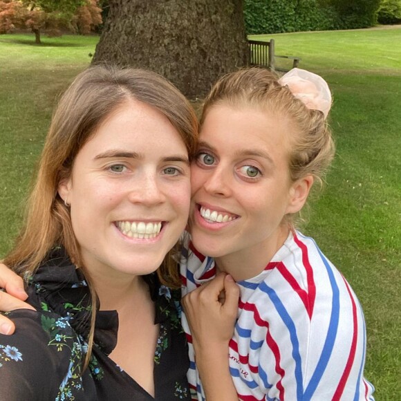 La princesse Eugenie (en robe Claudie Pierlot) et sa soeur la princesse Beatrice sur Instagram, le 8 août 2020.