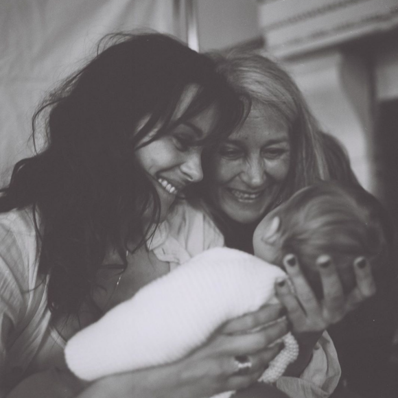 Marion Cotillard, sa mère Monique et un de ses deux enfants photographiés par Elliott Bliss.
