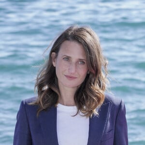 Camille Cottin lors du photocall de "Dix Pour Cent" dans le cadre de Canneseries saison 3 au Palais des Festivals à Cannes le 13 octobre 2020. © Norbert Scannella / Panoramic / Bestimage