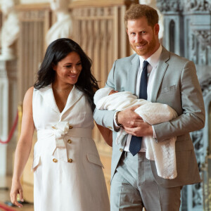 Le prince Harry et Meghan Markle, duc et duchesse de Sussex, présentent leur fils Archie dans le hall St George au château de Windsor le 8 mai 2019.