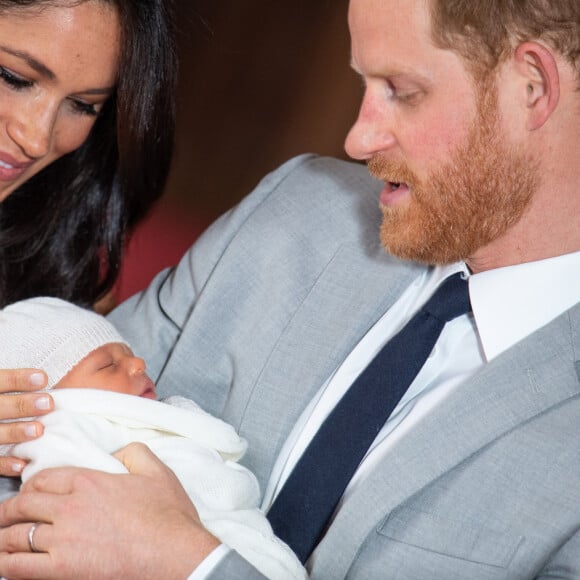 Le prince Harry et Meghan Markle, duc et duchesse de Sussex, présentent leur fils Archie dans le hall St George au château de Windsor le 8 mai 2019.