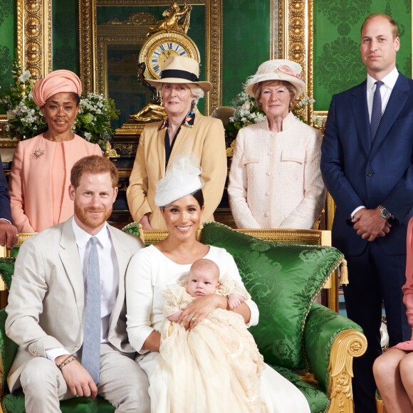 Meghan Markle, duchesse de Sussex, et le prince Harry en famille lors du baptême de leur fils Archie Mountbatten-Windsor dans le Salon Vert au château de Windsor, entourés de la duchesse Camilla de Cornouailles, la duchesse Catherine de Cambridge, le prince Charles, Doria Ragland, Lady Jane Fellowes, Lady Sarah McCorquodale et le prince William, photographiés par Chris Allerton. ©Chris Allerton/SussexRoyal/PA Photos/Bestimage