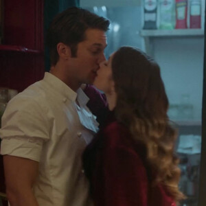 Lucas Bravo, Lily Collins - Bande-annonce de la série Netflix "Emily in Paris" créée par Darren Star. Le 5 octobre 2020.