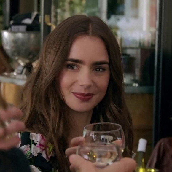 Lily Collins - Bande-annonce de la série Netflix "Emily in Paris" créée par Darren Star. Le 5 octobre 2020.