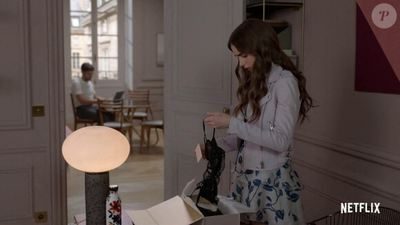 Lily Collins - Bande-annonce de la série Netflix "Emily in Paris" créée par Darren Star. Le 5 octobre 2020.