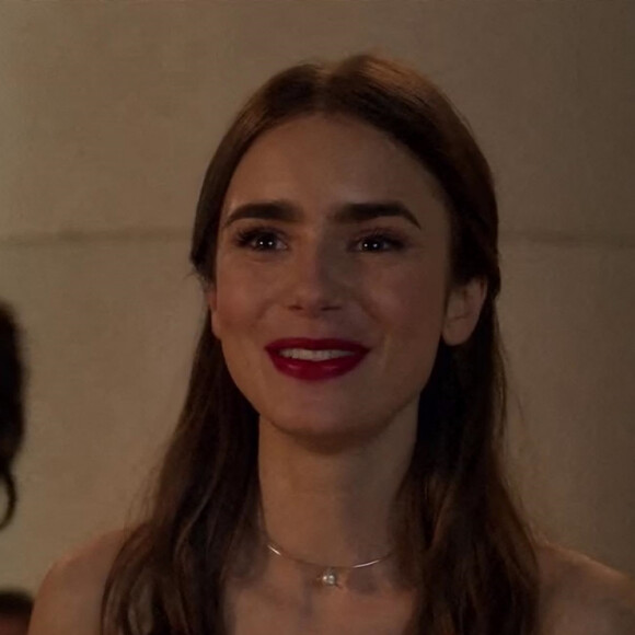Lily Collins - Bande-annonce de la série Netflix "Emily in Paris" créée par Darren Star. Le 5 octobre 2020.