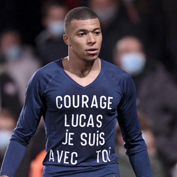 07 KYLIAN MBAPPE (PSG) - FAIR PLAY - HOMMAGE A LUCAS - Le PSG bat Nîmes (4 - 0) en match de Ligue 1 à Nîmes le 16 octobre 2020. © Philippe Lecoeur / Panoramic / Bestimage
