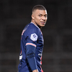 07 KYLIAN MBAPPE (PSG) - Le PSG bat Nîmes (4 - 0) en match de Ligue 1 à Nîmes le 16 octobre 2020. © Philippe Lecoeur / Panoramic / Bestimage