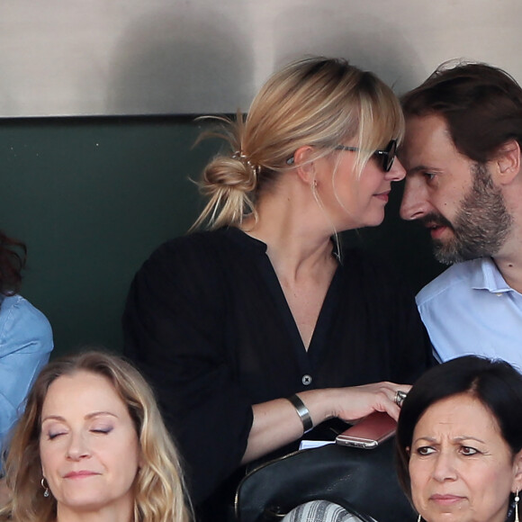 Flavie Flament et son compagnon Vladimir regardent le match entre R.Nadal et R. Gasquet ainsi que son ex mari Benjamin Castaldi avec sa femme Aurore Aleman dans les tribunes des Internationaux de France de Tennis de Roland-Garros à Paris le 2 juin 2018. © Jacovides/Moreau/Bestimage