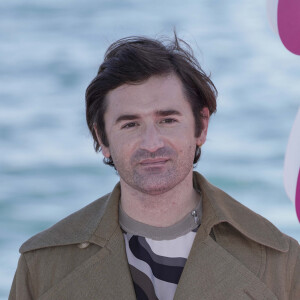 Nicolas Maury lors du photocall de "Dix Pour Cent" dans le cadre de Canneseries saison 3 au Palais des Festivals à Cannes le 13 octobre 2020. © Norbert Scannella / Panoramic / Bestimage