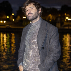 Nicolas Maury - Photocall du défilé de mode prêt-à-porter printemps-été 2021 "AMI Alexandre Mattiussi" sur le pont de Sully à Paris. Le 3 octobre 2020 © Olivier Borde / Bestimage