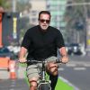 Exclusif - Arnold Schwarzenegger fait du vélo dans le quartier de Santa Monica à Los Angeles pendant l'épidémie de coronavirus (Covid-19), le 21 octobre 2020 
