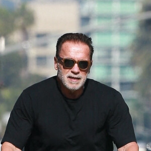 Exclusif - Arnold Schwarzenegger fait du vélo dans le quartier de Santa Monica à Los Angeles pendant l'épidémie de coronavirus (Covid-19), le 21 octobre 2020 