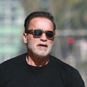 Exclusif - Arnold Schwarzenegger fait du vélo dans le quartier de Santa Monica à Los Angeles pendant l'épidémie de coronavirus (Covid-19), le 21 octobre 2020