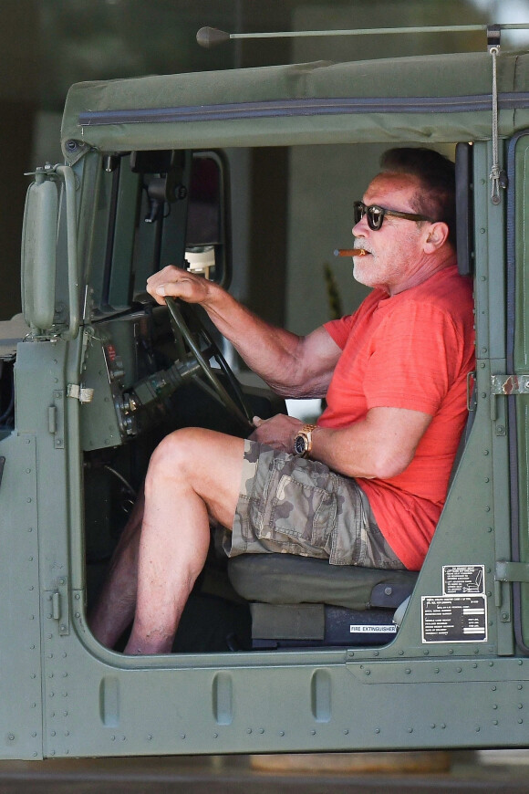 Exclusif - Arnold Schwarzenegger fume le cigare au volant de sa jeep en balade dans le quartier de Santa Monica à Los Angeles pendant l'épidémie de coronavirus (Covid-19), le 12 octobre 2020 