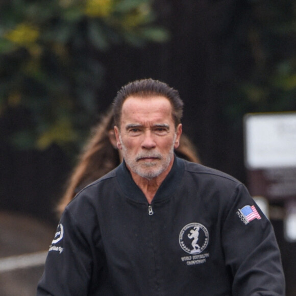 Exclusif - Arnold Schwarzenegger et sa fille Christina se baladent à VTT à Los Angeles, le 9 octobre 2020. 