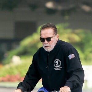 Exclusif - Arnold Schwarzenegger fait du vélo dans le quartier de Santa Monica à Los Angeles pendant l'épidémie de coronavirus (Covid-19), le 5 octobre 2020 