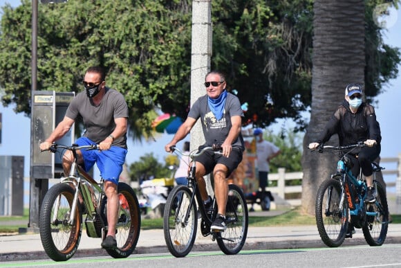 Exclusif - Arnold Schwarzenegger et sa compagne Heather Milligan font du vélo avec un ami dans le quartier de Santa Monica à Los Angeles pendant l'épidémie de coronavirus (Covid-19), le 4 octobre 2020 