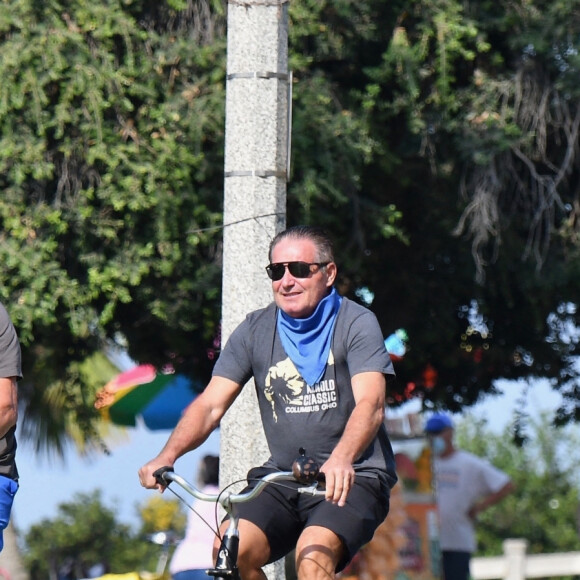 Exclusif - Arnold Schwarzenegger et sa compagne Heather Milligan font du vélo avec un ami dans le quartier de Santa Monica à Los Angeles pendant l'épidémie de coronavirus (Covid-19), le 4 octobre 2020 