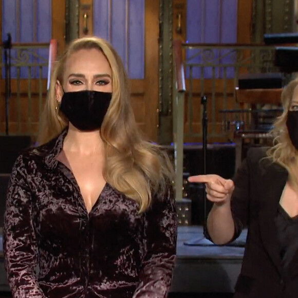 La chanteuse Adele, très amincie est sur le plateau du Saturday Night Live.