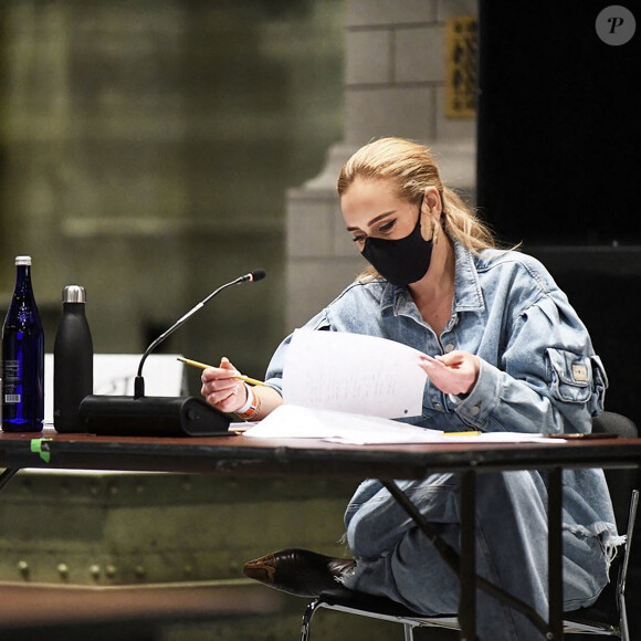 Adèle, très amincie, anime l'émission culte "Saturday Night Live". La chanteuse britannique de 32 ans porte un masque de protection en raison de l'épidémie de coronavirus (Covid-19). New York. Le 23 octobre 2020. 