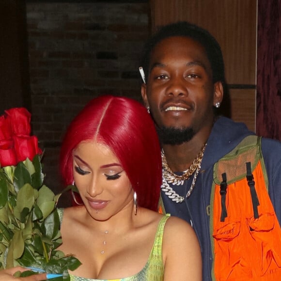 Cardi B et son mari, le rappeur Offset sont allés dîner au restaurant en famille au restaurant "Tao" à Los Angeles, le jour de la fête des pères. Sur place, Offset a offert des bouquets de fleurs à sa femme tandis que leur fille d'un an a tendu une seule rose à sa mère, avec l'aide de sa grande soeur, Kalea. La rappeuse de 27 ans était comblée et a embrassé son mari, sous le regard de l'assistance, avant de prendre des photos avec deux jeunes fans en partant. Le 21 juin 2020.