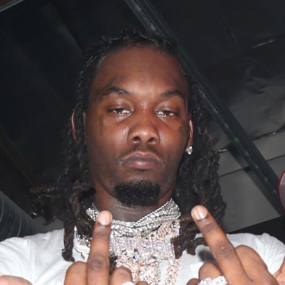 Offset fête son anniversaire (28 ans) avec sa femme Cardi B dans un club de striptease à Los Angeles. Offset est arrivé avec un énorme sac rempli de billets de 1 dollars et les distribues aux stripteaseuses. L'ambiance est chaude! Le 13 décembre 2019
