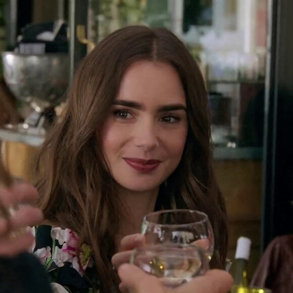 Lily Collins - Bande-annonce de la série Netflix "Emily in Paris" créée par Darren Star. Le 5 octobre 2020.