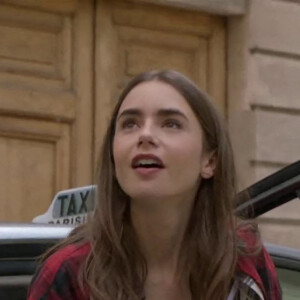 Lily Collins - Bande-annonce de la série Netflix "Emily in Paris" créée par Darren Star. Le 5 octobre 2020.