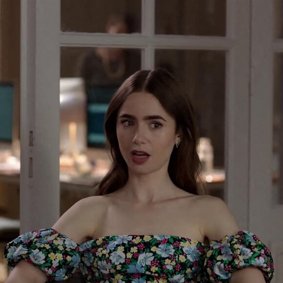 Lily Collins - Bande-annonce de la série Netflix "Emily in Paris" créée par Darren Star. Le 5 octobre 2020.