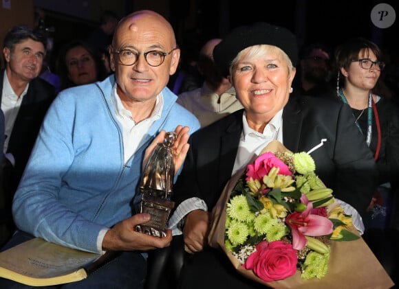 Mimie Mathy reçoit le Pyrénées d'honneur pour son rôle dans "Joséphine, ange gardien" en présence de son mari Benoist Gérard lors de la cérémonie de clôture du 22e Festival des créations télévisuelles de Luchon, France, le 8 février 2020. © Patrick Bernard/Bestimage