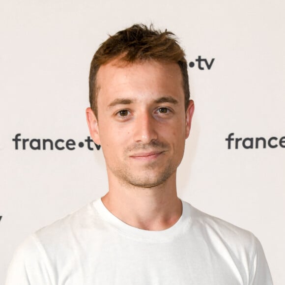 Hugo Clément au photocall de la conférence de presse de France 2 au théâtre Marigny à Paris. © Coadic Guirec / Bestimage