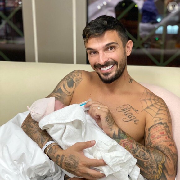 Manon Marsault et Julien Tanti, parents de Tiago (2 ans) et Angelina (presque 2 mois), sont au coeur d'une polémique après une visite au zoo à Dubaï.