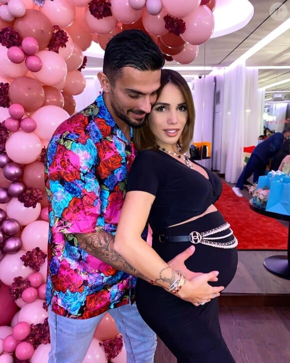 Manon Marsault et Julien Tanti, parents de Tiago (2 ans) et Angelina (presque 2 mois), sont au coeur d'une polémique après une visite au zoo à Dubaï.