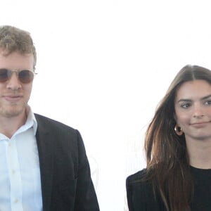 Emily Ratajkowski et son mari Sebastian Bear-McClard lors du photocall de la soirée de la 35ème édition des Film Independant Spirit Awards à Los Angeles le 8 février 2020. 