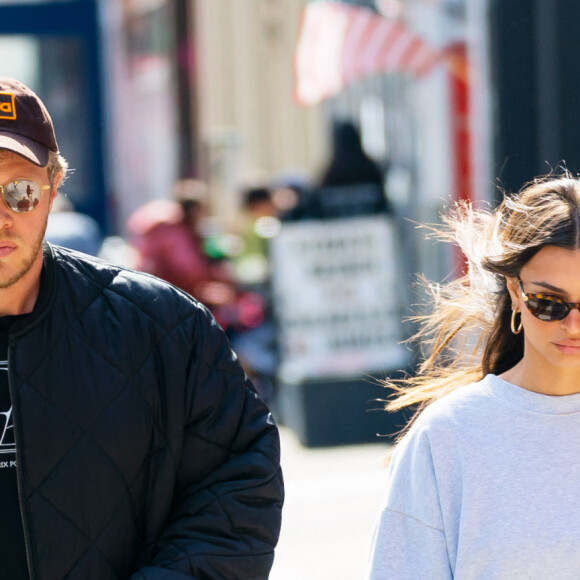 Exclusif - Emily Ratajkowski et son mari Sebastian Bear-McClard promènent leur chien Colombo à New York le 16 mars 2020.