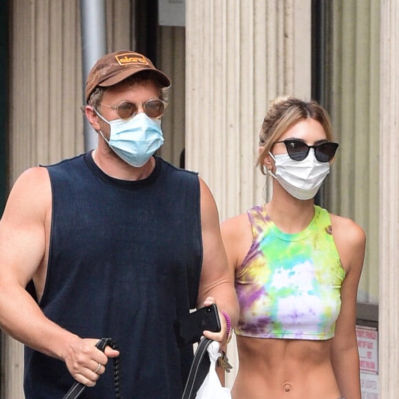 Exclusif - Emily Ratajkowski et son mari Sebastian Bear-McClard sont photographiés en train de promener leur chien, Colombo à New York le 9 juillet 2020. Ils portent des masques pour se protéger de l'épidémie de Coronavirus (COVID-19). 