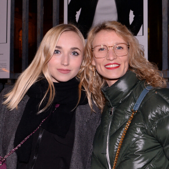 Exclusif - Chloé Jouannet et sa mère Alexandra Lamy au vernissage de l'exposition photos "Libres et égales" à l'occasion de la journée internationale des droits des femmes sur les grilles de la cour d'appel à Paris, France, le 6 mars 2020. A l'occasion de la journée internationale des droits des femmes, la photographe S.Galmot et la haute fonctionnaire à l'égalité femmes-hommes, I.Rome se sont associées pour réaliser une exposition photos portant un message d'espoir et de solidarité envers toutes les femmes, sous l'égide de la Garde des Sceaux, ministre de la Justice. En réunissant ces 28 femmes, la photographe fait passer un message de résilience par l'art et veut mettre en avant la force intérieure qui habite chacune d'entre-elles, leurs envies, leur bienveillance pour cette exposition intitulée: "Livbres et Egales". © Rachid Bellak/Bestimage