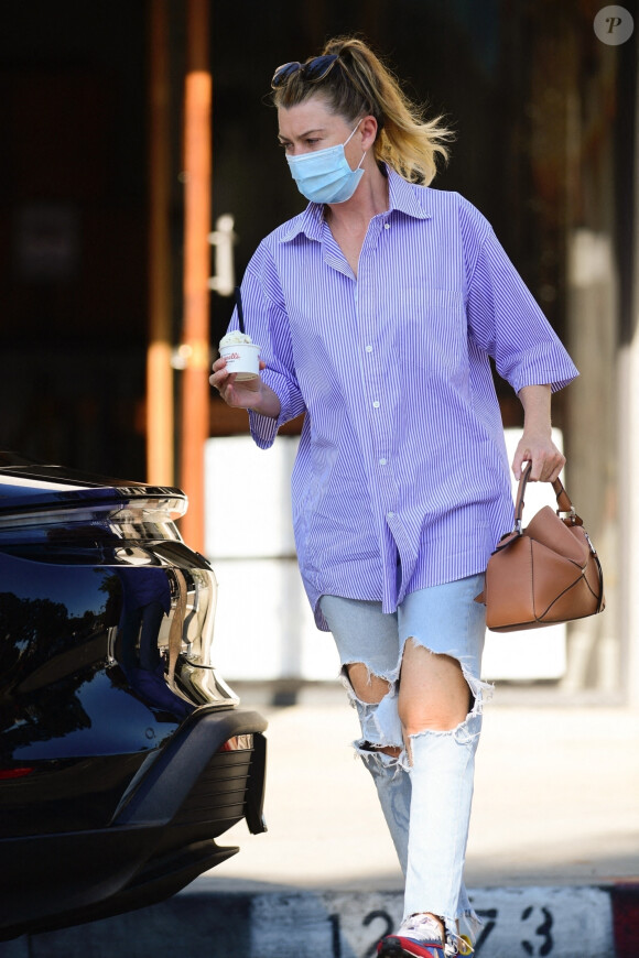 Exclusif - Ellen Pompeo est allée acheter des glaces chez McConnell's Fine Ice Creams dans le quartier de Studio City à Los Angeles pendant l'épidémie de coronavirus (Covid-19), le 13 octobre 2020 