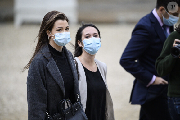 EnjoyPhoenix quitte l'Elysée après avoir été reçue par le porte-parole du gouvernement, Gabriel Attal, pour une émission de sensibilisation des plus jeunes au coronavirus, le 28 octobre 2020. @Eliot Blondet/ABACAPRESS.COM