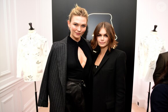 Karlie Kloss et Kaia Gerber assistent au vernissage de l'exposition "A Tribute to Karl Lagerfeld: The White Shirt Project". Paris, le 25 septembre 2019.