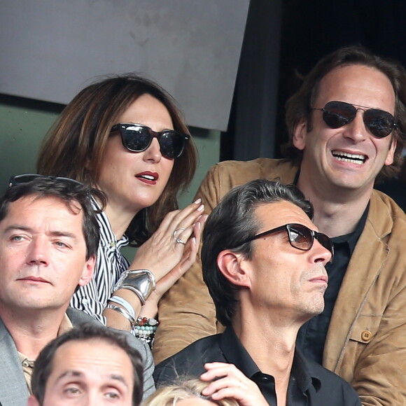 Elsa Zylberstein et François Busnel dans les tribunes des Internationaux de France de tennis de Roland-Garros à Paris, le 2 juin 2015.