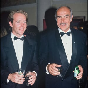 Sean Connery avec son fils Jason à Paris en 1992.