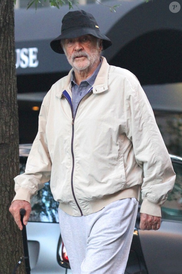 Sean Connery marche dans la rue avec une canne à New York le 11 septembre 2017.