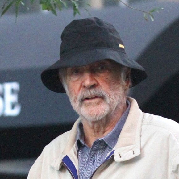 Sean Connery marche dans la rue avec une canne à New York le 11 septembre 2017.